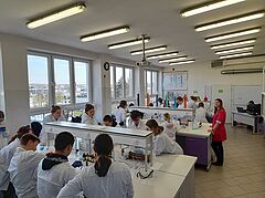 uczniowie chemika w laboratorium