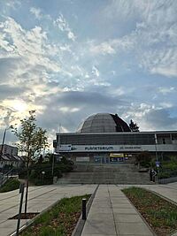Artykuł: Demontują kopułę planetarium