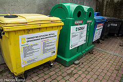 zdjęcie przedstawia pojemniki na śmieci