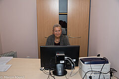 Punkt bezpłatnych porad prawnych, przed komputerem siedzi radca Maria Tomułowicz, w tle szafa.