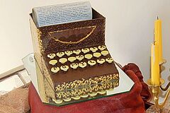 Praca olszyńskich uczennic - tort w kształcie maszyny do pisania z napisem na klawiszach "Komedia z pomyłek"