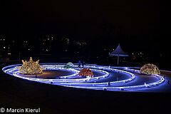 Oświetlona niecka fontanny w Parku Centralnym. Planety zyskały świetliste powłoki oraz świetliste orbity