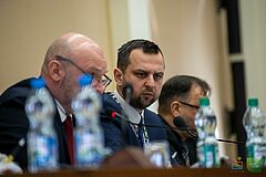Przewodniczący sesji Rady Miasta za stołem prezydialnym