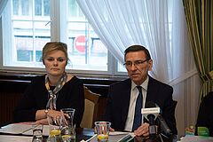 Prezydent Olsztyna oraz jego zastępczyni podczas spotkania z dziennikarzami