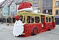 Ozdoby świąteczne. Autobus stylizowany na przebranie św. Mikołaja