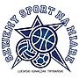 Logo programu Szyjemy Sport na Miarę. Na nim trzej zawodnicy trzymający piłki