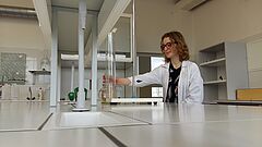 Beata Barczak podczas doświadczeń chemicznych