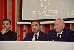 Prezydent Piotr Grzymowicz w towarzystwie marszałka województwa przy stole konferencyjnym