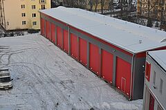 Baza kontenerowa olsztyńskich strażaków. Widok z góry na garaże.