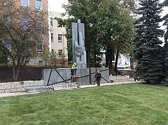 pomnikAK