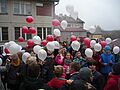 Uczniowie ze szkoły podstawowej nr 29 wypuszczają podczas Święta Niepodległości biało-czerwone baloniki