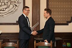 Prezydent Olsztyna wręcza stypendium