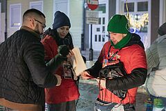 Wolontariusze WOŚP kwestujący na ulicach Olsztyna