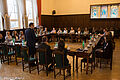 Spotkanie prezydenta Piotr Grzymowicza z piłkarkami Stomilu. Uczestnicy siedzą przy stołach ustawionych w kwadrat. Prezydent na stojąco przemawia do zebranych