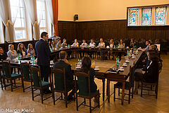 Spotkanie prezydenta Piotr Grzymowicza z piłkarkami Stomilu. Uczestnicy siedzą przy stołach ustawionych w kwadrat. Prezydent na stojąco przemawia do zebranych