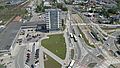 Węzeł przesiadkowy z lotu ptaka, w dole dworzec, parking torowisko tramwajowe i przystanki autobusowe
