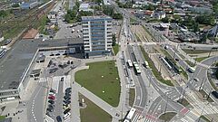 Węzeł przesiadkowy z lotu ptaka, w dole dworzec, parking torowisko tramwajowe i przystanki autobusowe