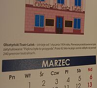 Karta kalendarza tyflograficznego. Na niej budynek Olsztyńskiego Teatru Lalek i część kalendarza na marzec 2016.