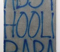 Fragment pracy Tomasza Barana. Na betonowej ścianie napis sprayem Tomasz Baran, Abstract Hooligan