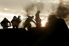 Strażacy na dachu walczą z ogniem