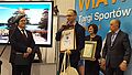 Dyrektor ratuszowej promocji Krzysztof Otoliński odbiera nagrodę podczas Targów Wiatr i Woda.
