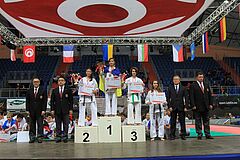 na zdjęciu sportowcy z klubu karate