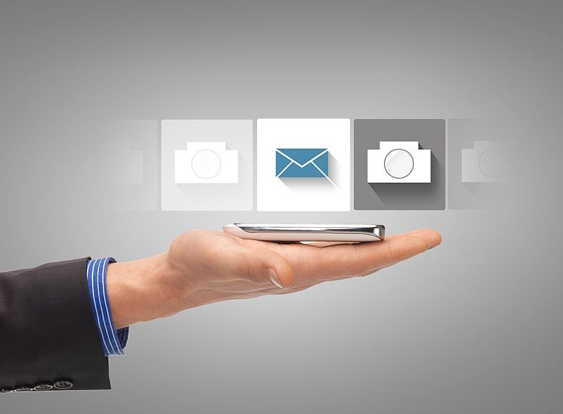 Grafika z dłonią, telefonem, symbolem e-maila